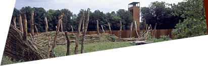 Museumspark Kalkriese mit rekonstruierter Landschaft und Museum im Hintergrund